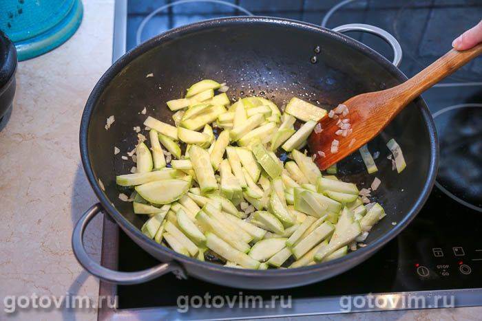 Макарони з куркою та кабачками