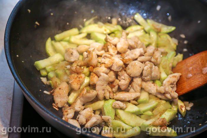 Макарони з куркою та кабачками