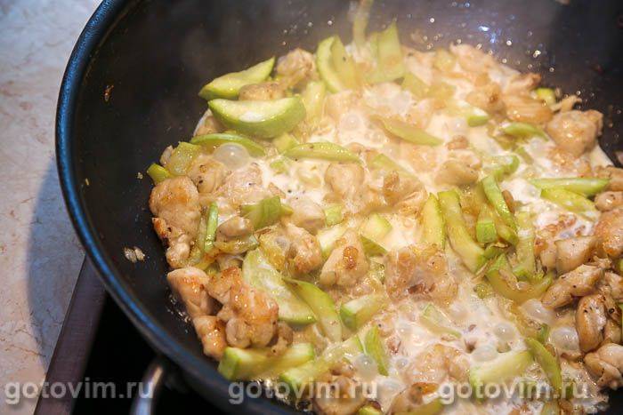 Макарони з куркою та кабачками