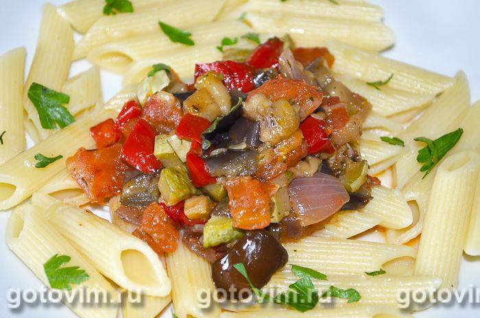 Макарони з овочевим соусом рататуй. Фотографія рецепта