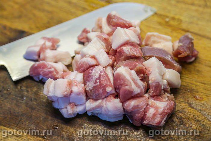 Свинина з кабачками, солодким перцем і макаронами в томатному соку 