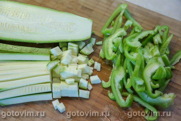 Свинина з кабачками, солодким перцем і макаронами в томатному соку 