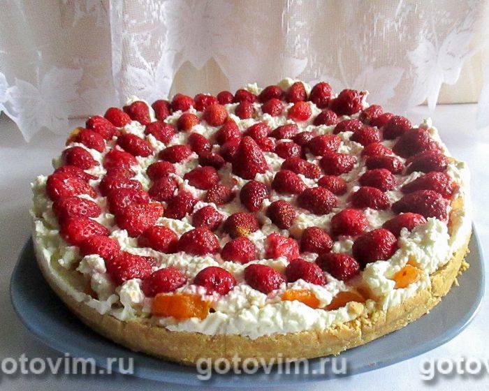Торт без випічки з сирним кремом, полуницею та абрикосами. Фотографія рецепта