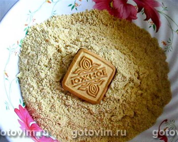 Торт без випічки з сирним кремом, полуницею та абрикосами