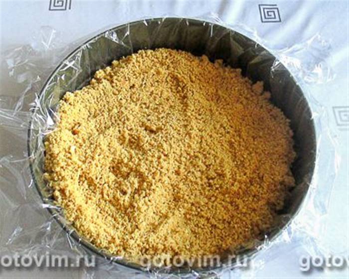 Торт без випічки з сирним кремом, полуницею та абрикосами