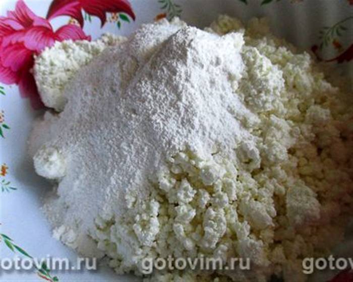 Торт без випічки з сирним кремом, полуницею та абрикосами