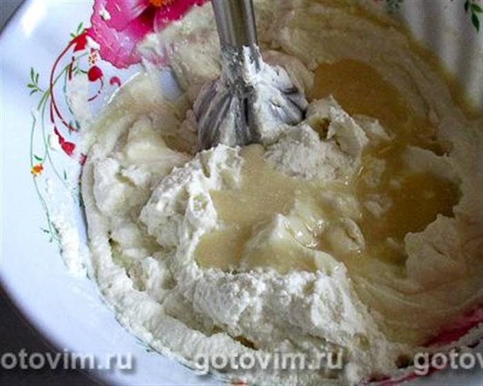 Торт без випічки з сирним кремом, полуницею та абрикосами