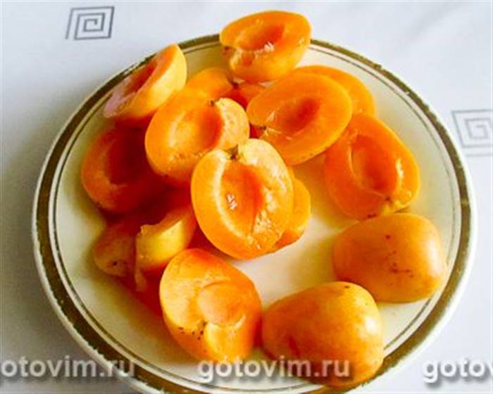 Торт без випічки з сирним кремом, полуницею та абрикосами