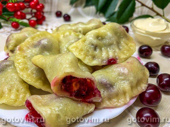 Вареники з вишнею в мультиварці на пару. Фотографія рецепта