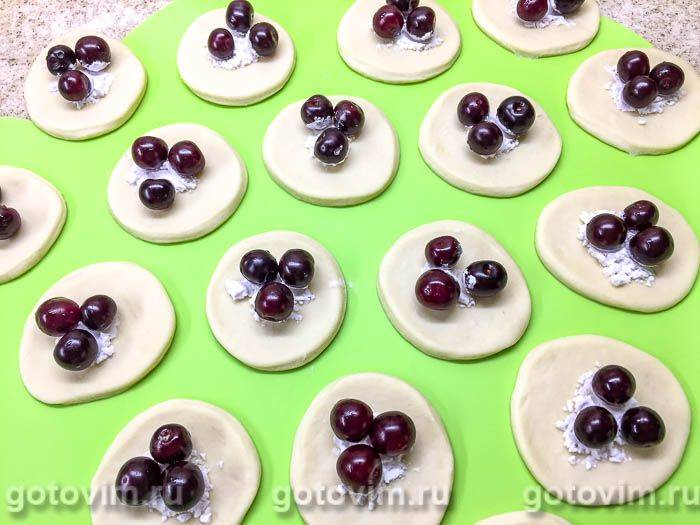 Вареники з вишнею в мультиварці на пару