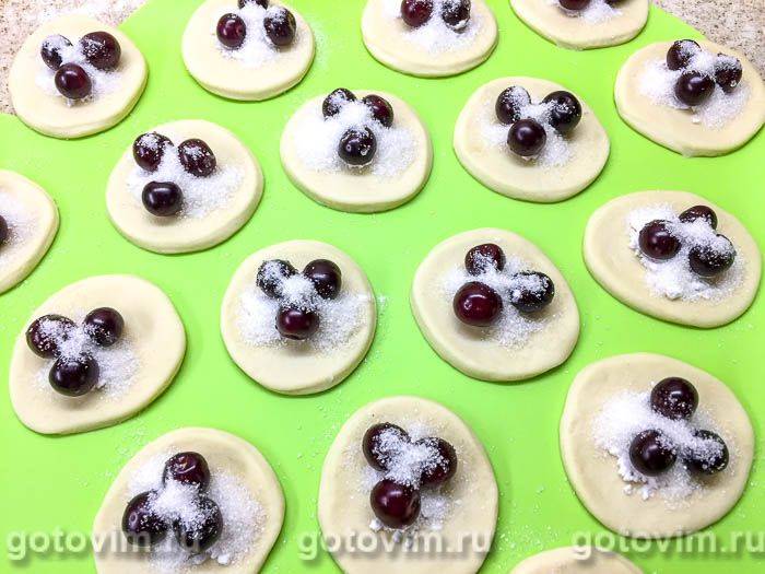 Вареники з вишнею в мультиварці на пару