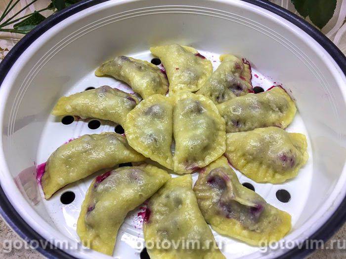 Вареники з вишнею в мультиварці на пару