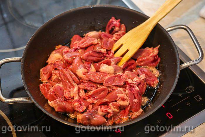 Курячі сердечка, смажені з соусом на квасі 