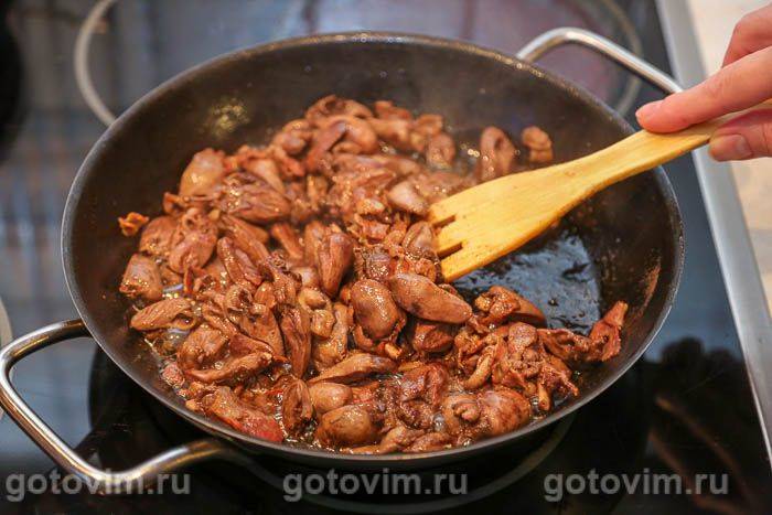 Курячі сердечка, смажені з соусом на квасі 