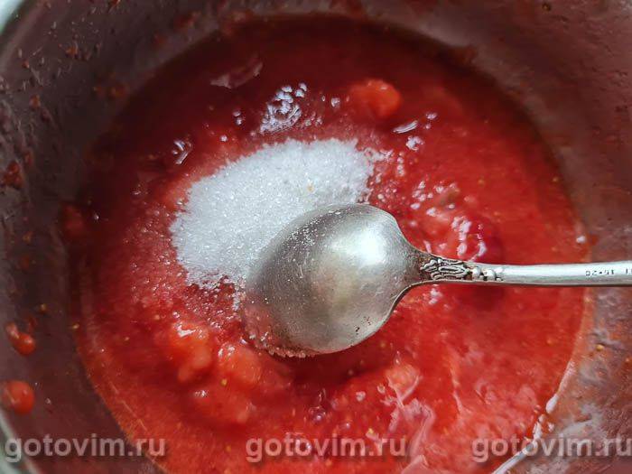 Панна котта з горіхової пасти та полуниці