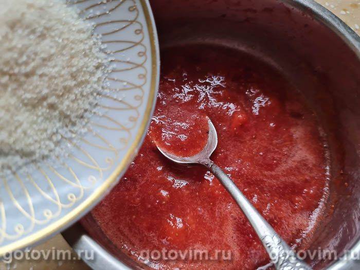 Панна котта з горіховою пастою та полуницею