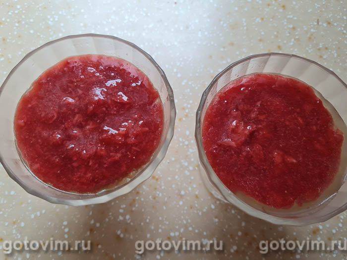 Панна котта з горіховою пастою та полуницею