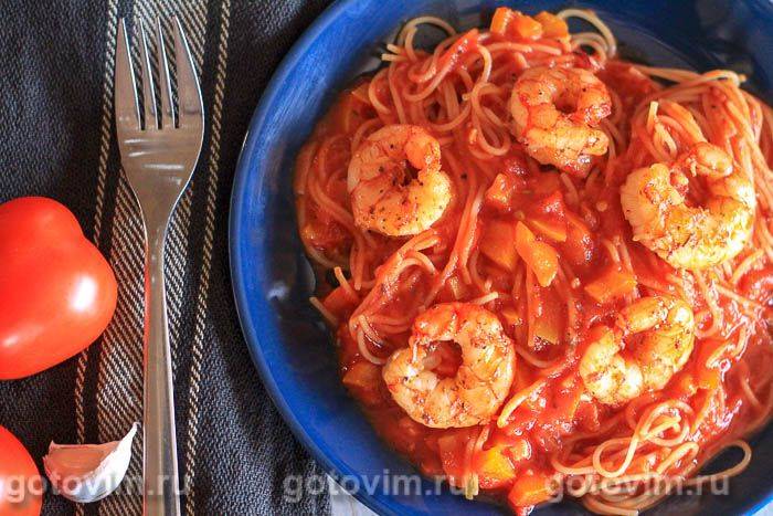 Паста з креветками в томатному соусі. Фотографія рецепта