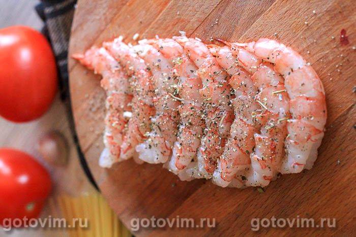 Паста з креветками в томатному соусі