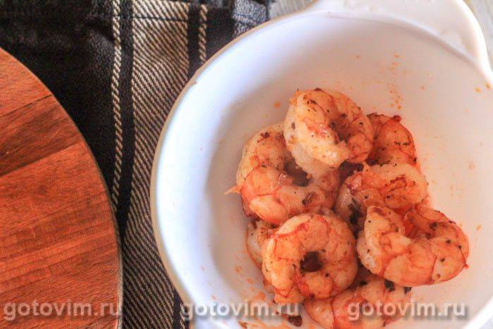 Паста з креветками в томатному соусі