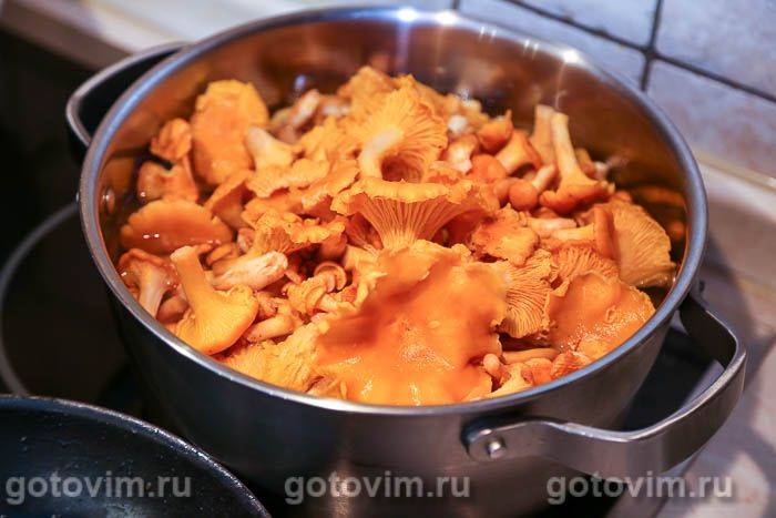 Пельмені з лисичками та беконом