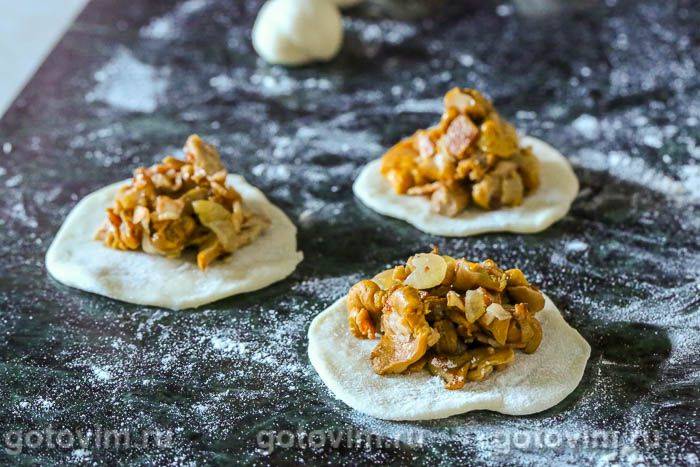 Пельмені з лисичками та беконом