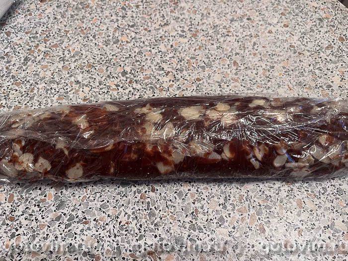 Шоколадна ковбаса з печива з волоськими горіхами