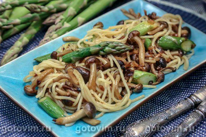 Спагеті зі спаржею та грибами шимеджі. Фотографія рецепта