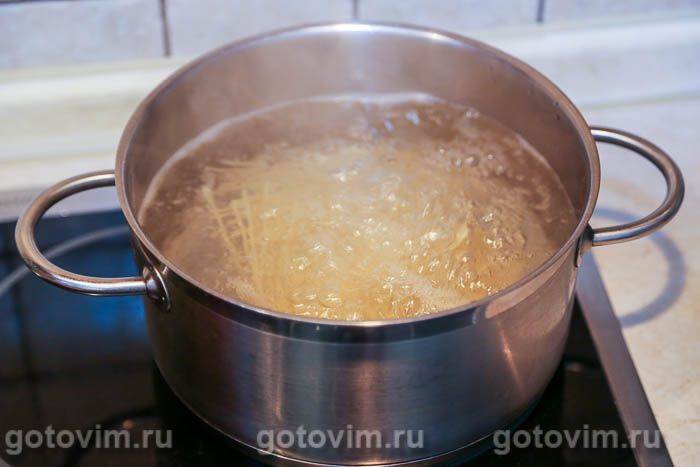 Спагеті зі спаржею та грибами шимеджі