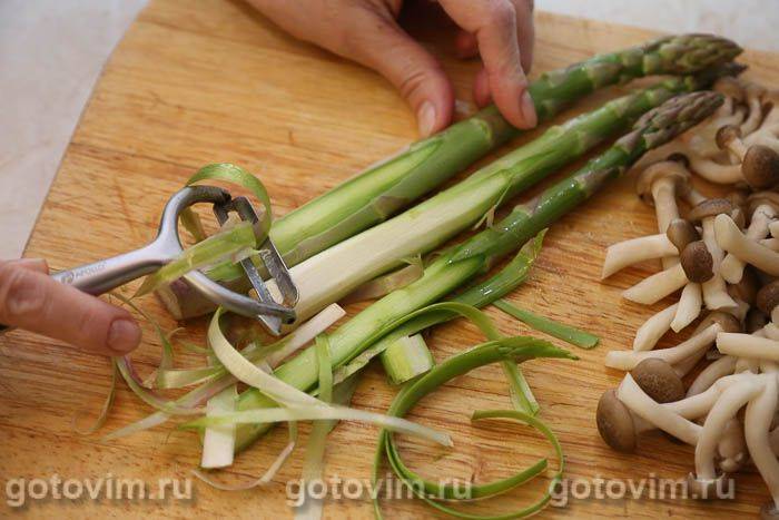 Спагеті зі спаржею та грибами шимеджі