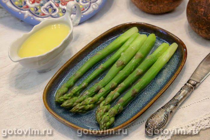 Варена спаржа з соусом лимонне масло. Фотографія рецепта