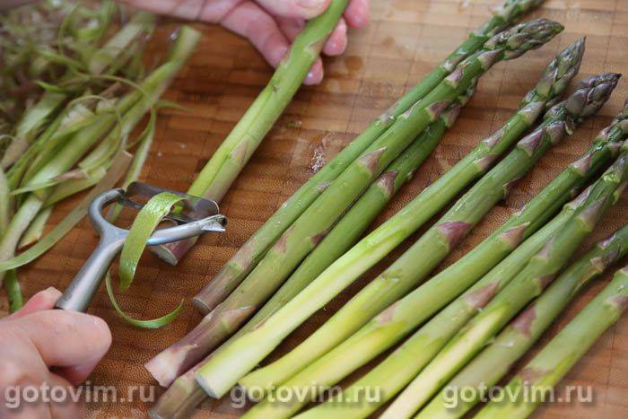 Варена спаржа з соусом лимонне масло