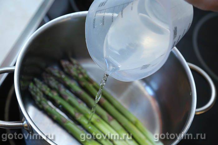 Варена спаржа з соусом лимонне масло
