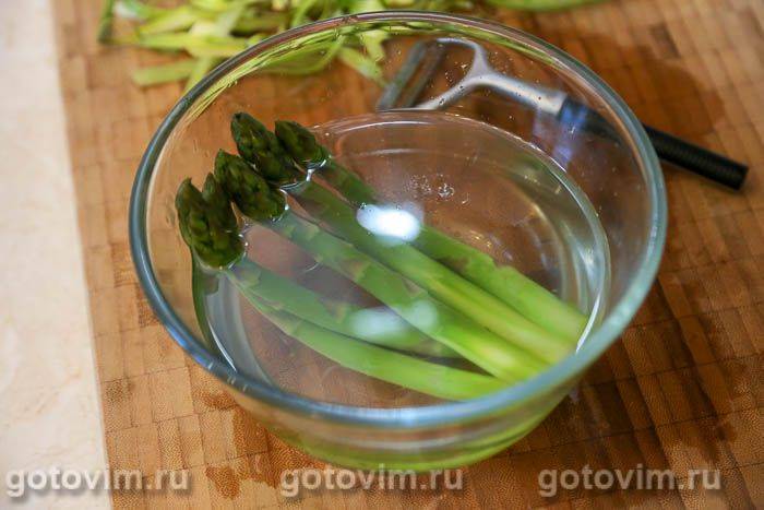 Варена спаржа з соусом лимонне масло